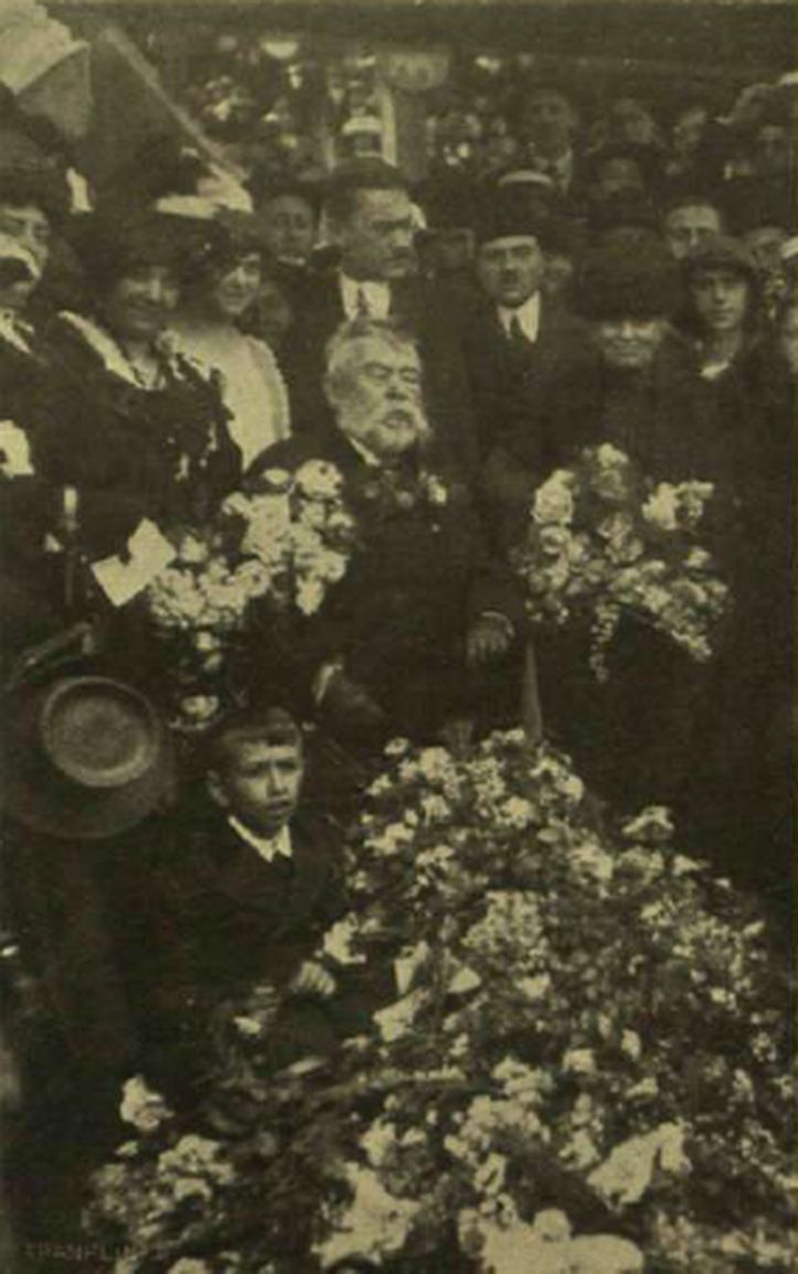 Pósa Lajos negyvenéves írói jubileumán, az ünneplői által hozott virágok között