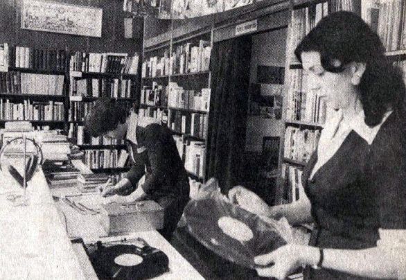 Könyvek és kották, lemezek között egyaránt lehetetett válogatni az antikváriumban (Fotó: Petőfi Népe, 1979) 