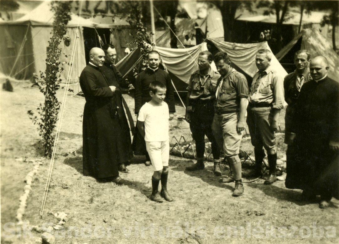 Piarista cserkészvezetők és tanárok a nagymarosi piarista nagytáborban, 1925 júliusában (balról a második Zimányi Gyula)