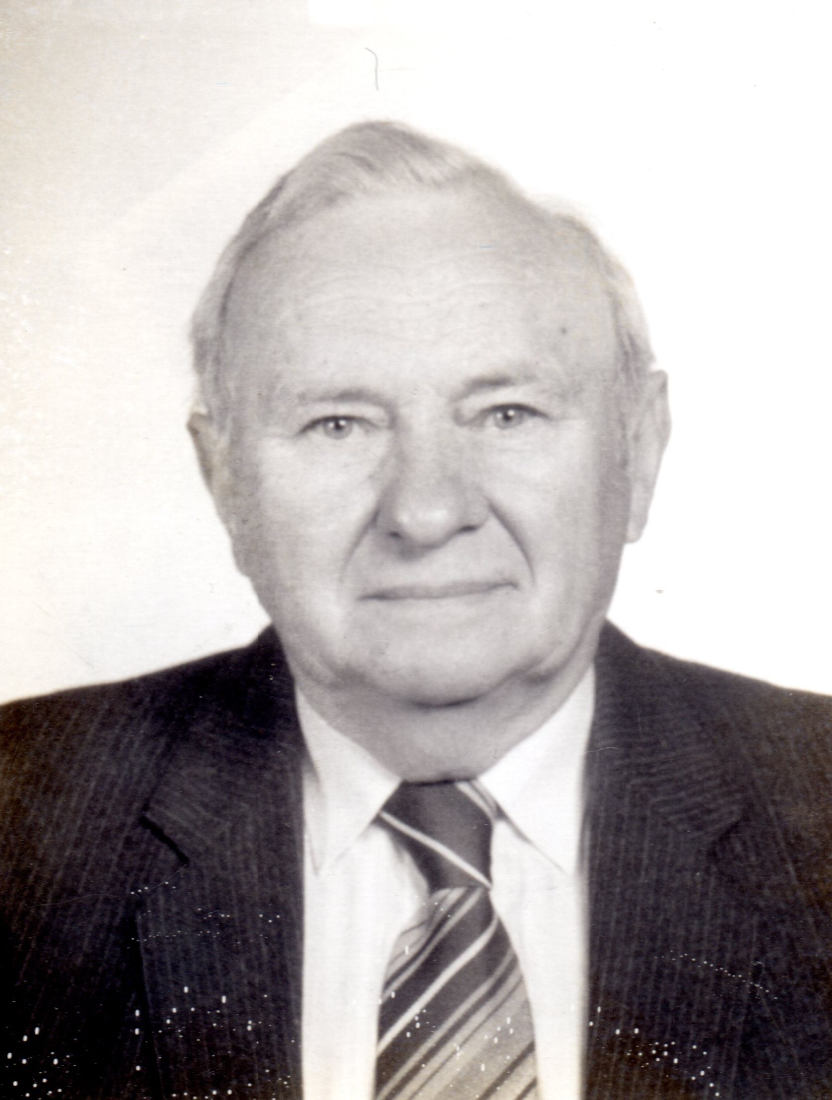 Dr. Krajcsovszki József pedagógus, főiskolai tanár, a Kecskeméti Tanítóképző Főiskola korábbi igazgatója