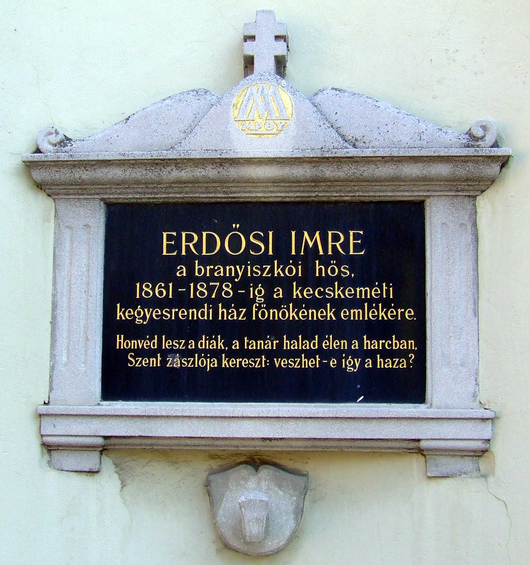 Erdősi Imre emléktáblája a kecskeméti piarista rendház kertjének külső falán