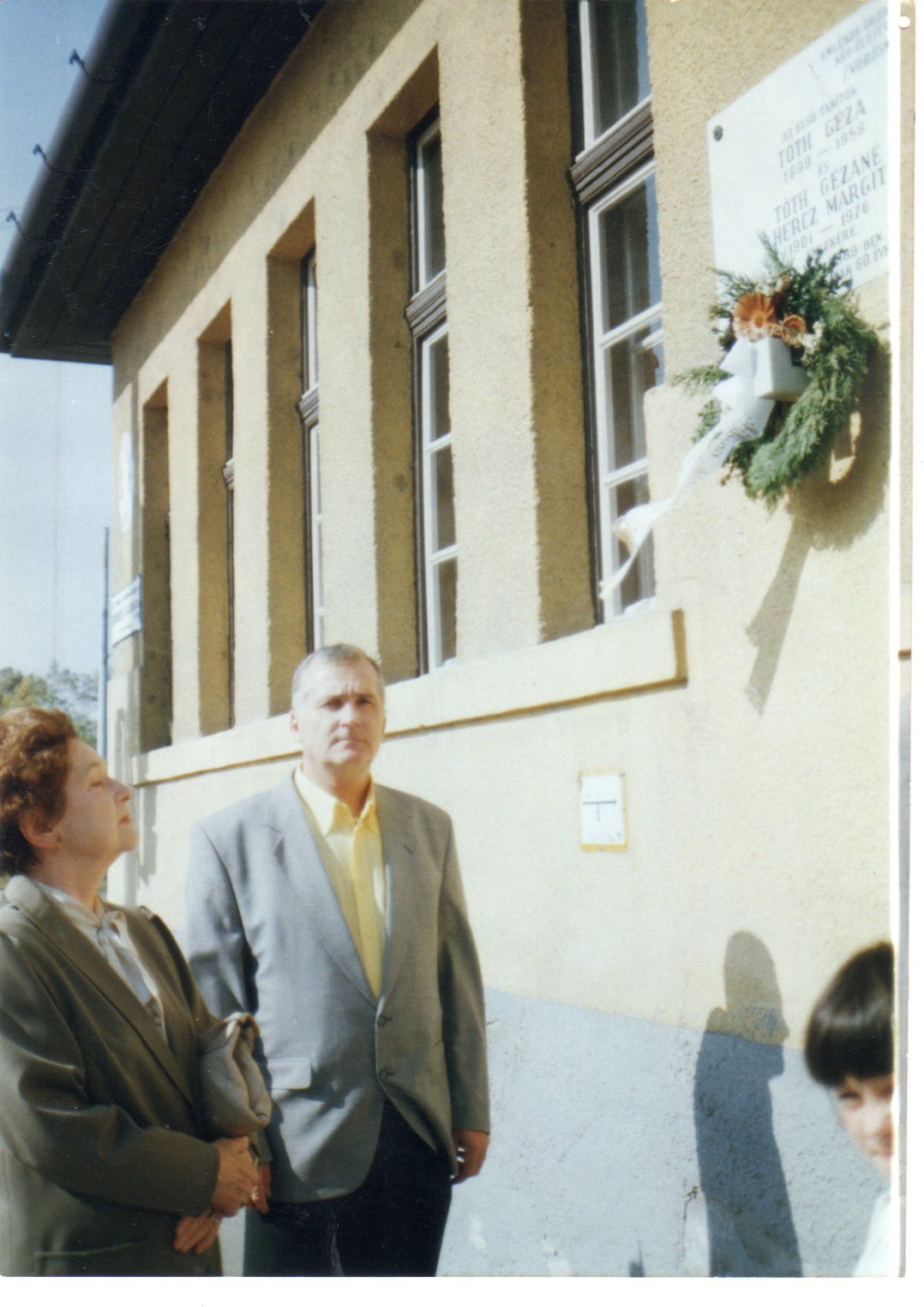 Öcsémmel a Halasi úti iskolánál, 1997-ben