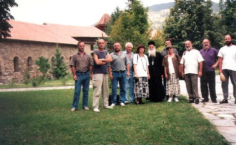Studenicán, a Szent Száva kolostor melletti alkotótábor résztvevőivel
