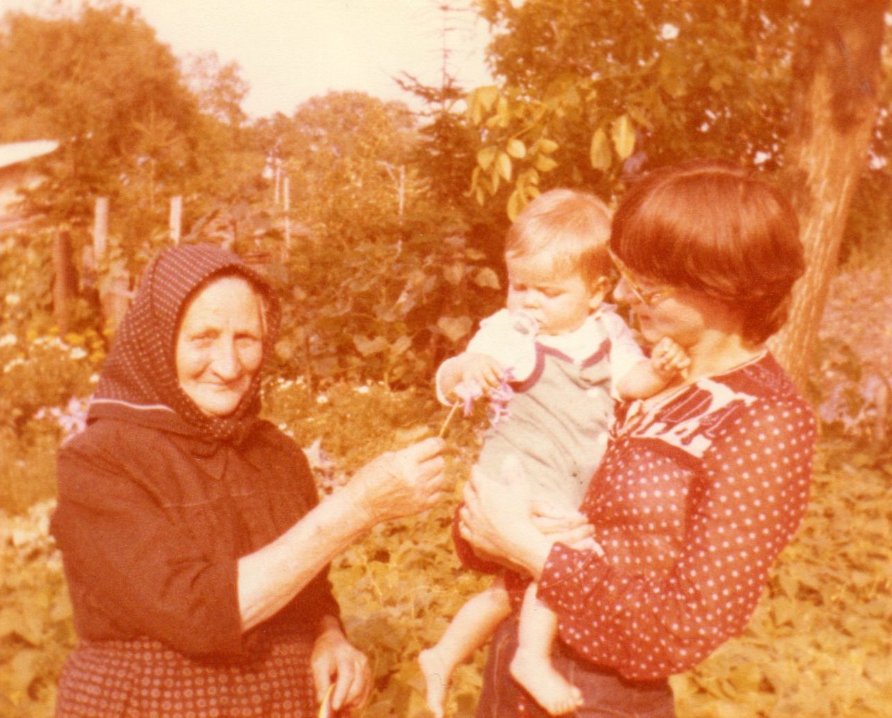 Nagyanyámmal, anyám karján