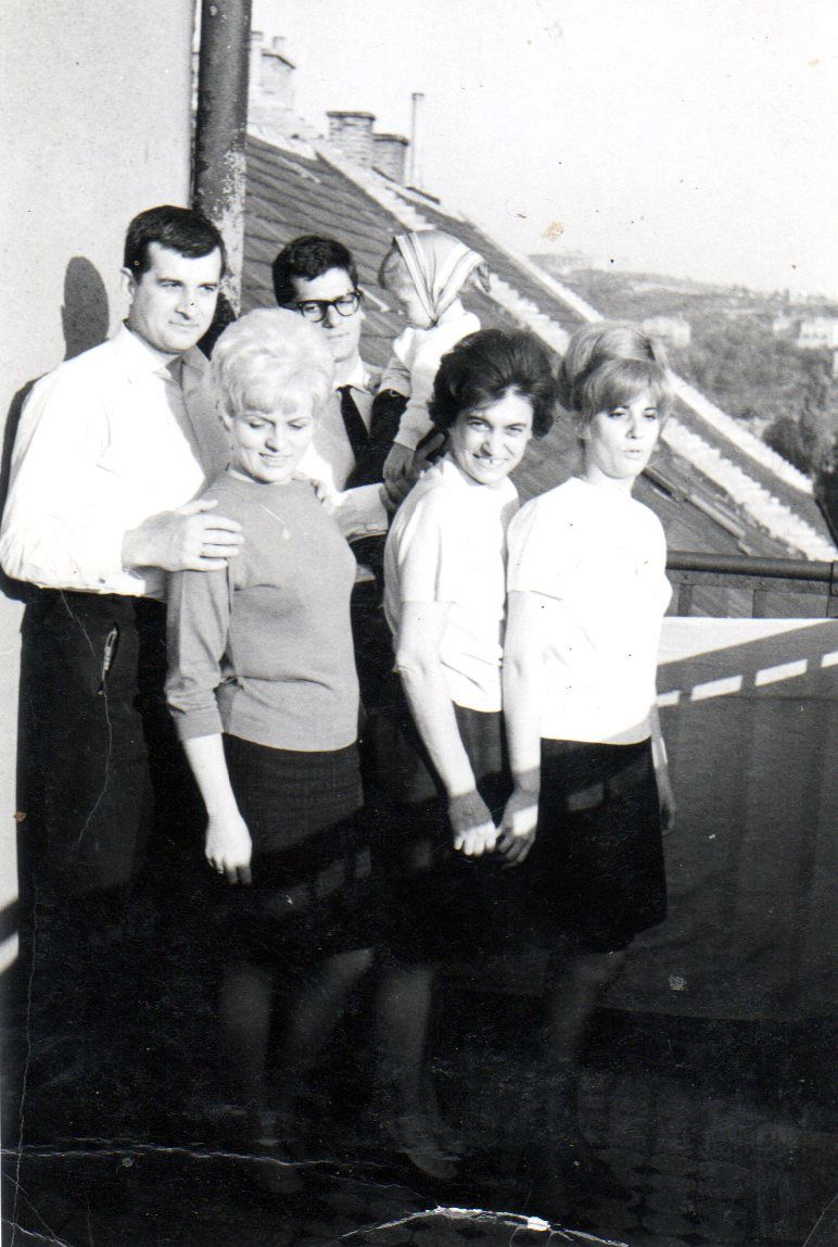 Édesanyjával, feleségével és testvére családjával 1967-ben