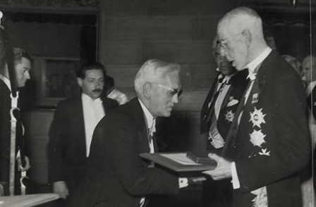 Alexander Fleming átveszi a Nobel-díjat V. Gusztáv svéd királytól