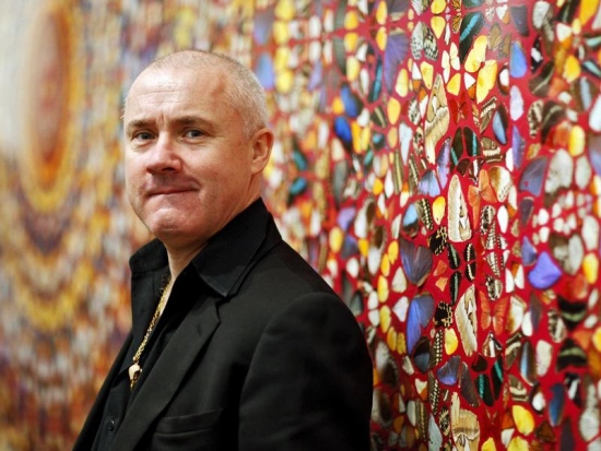 Damien Hirst brit művész saját műve előtt a Tate Modern Galériában