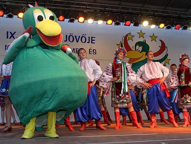 Csiperó, a gyermektalálkozók kedves figurája külföldi gyerekekkel a főtéri nagyszínpadon