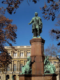 Széchenyi István gróf bronzszobra (Engel József, 1880) a főváros róla elnevezett terén