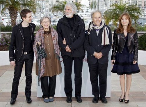 Alexandre Tharaud francia zongorista, Emmanuelle Riva francia színésznő, Michael Haneke osztrák rendező, Jean-Louis Trintignant francia színész és Isabelle Huppert francia színésznő (b-j) a Love (Szerelem) című filmjük vetítése alkalmából tartott fotózáson a 65. Cannes-i Nemzetközi Filmfesztiválon