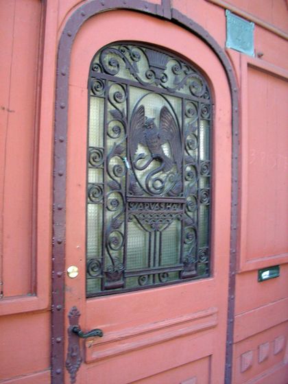 Tiringer Ferenc mestermunkája, a bejárati kaput díszítő kovácsoltvas betétrács