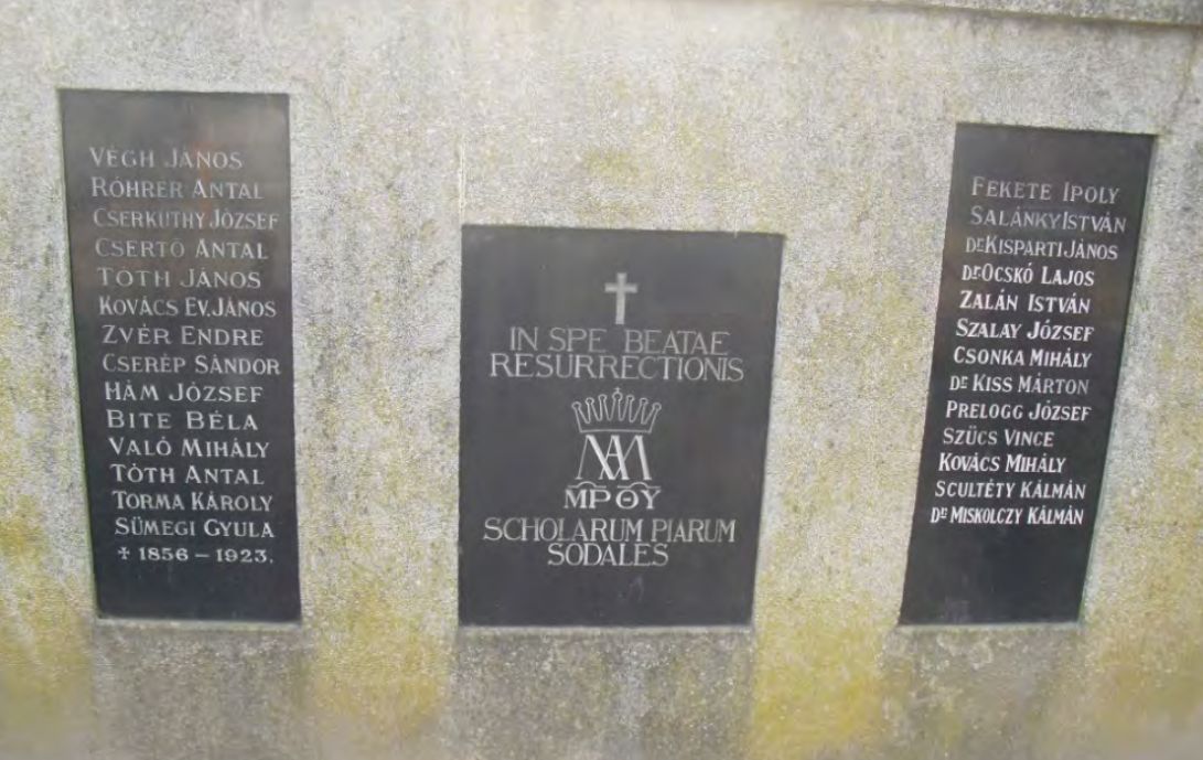 A sírtáblák az ott nyugvók - köztük Kovács Evangelista János - neveivel