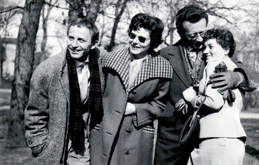 Feleségével (középen) és színész házaspár barátjaikkal, Pathó Istvánnal és Móricz Ildikóval