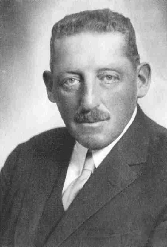 Brüll Alfréd nagyiparos, a magyar sport mecénása, számos sportegyesület elnöke vagy tiszteletbeli elnöke
