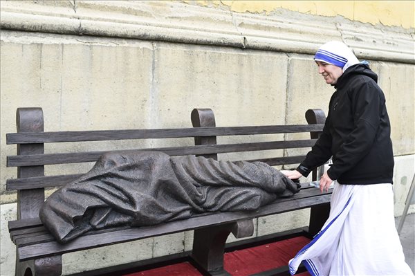 Átadták a Hajléktalan Jézus szobrát Budapesten