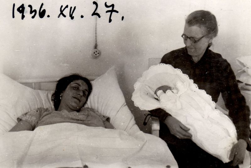 1936. december 27-én, négynapos koromban anyukámmal és Bethlen Mária grófnővel