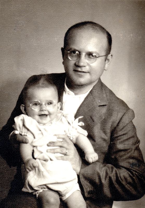 Apukámmal kisgyermekként - a hasonlóság miatt viselt szemüvegem csak keret