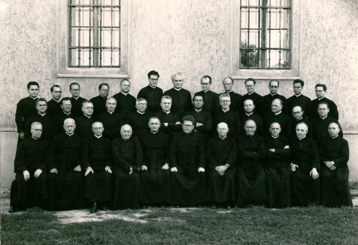 A kecskeméti piarista rendház tagjai 1957-ben - az ülő sorban balról a második Jochs József