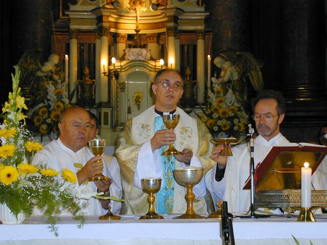 Pappá szentelésének huszonötödik évfordulóját a szegedi felsővárosi templomban 2000. június 24-én ünnepelte