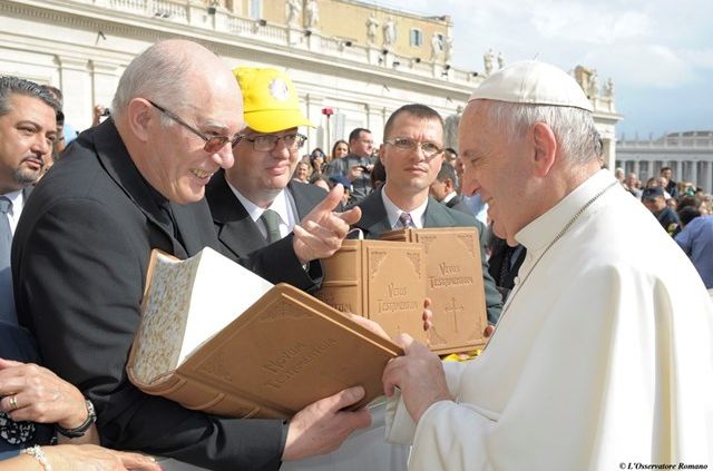 Benyik György és munkatársai átadják Ferenc pápának az ötkötetes, kézírással készült Bibliát
