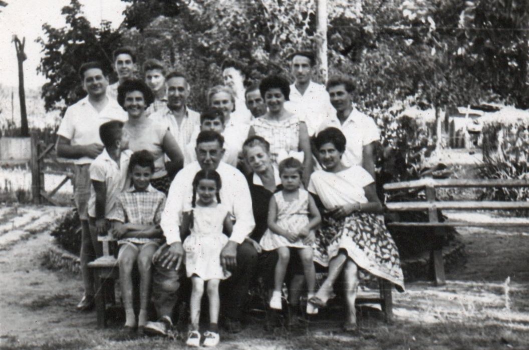 Családi fotó - a kép bal oldalán, nagyapám jobbján a padon ülök
